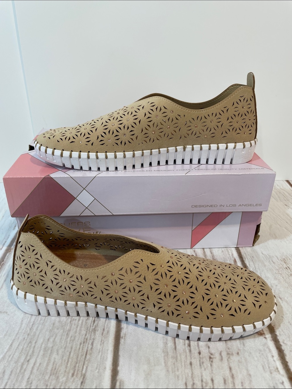 NWT Skechers Slip-On Flats 8.5 Tan Glitzy Walk Perforated Floral Comfort Shoes